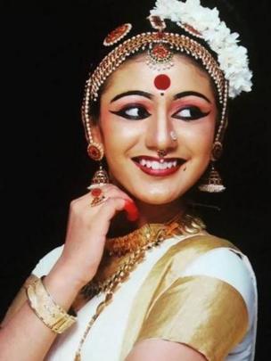 প্রিয়া প্রকাশ ওয়ারিয়ার, নৃত্য শিল্পী।