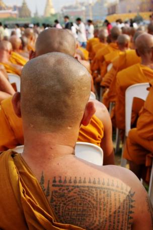 Monjes en Tailandia con tatuajes en la espalda.