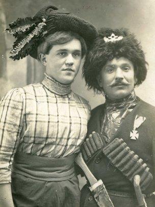 Русские травести в сценических костюмах. 1910-е годы