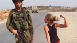 Ahed Tamimi aliwahi kuonekana kwenye video yingine akitishia kumpiga ngumi mwanajeshi mmoja