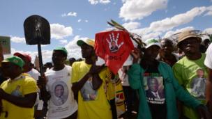 Supporters of Robert Mugabe's Zanu-PF party (04 August 2013)