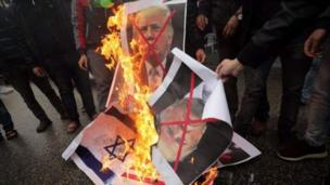 Falastiiniyiin caraysan oo gubay sawirrada Trump iyo Netanyahu