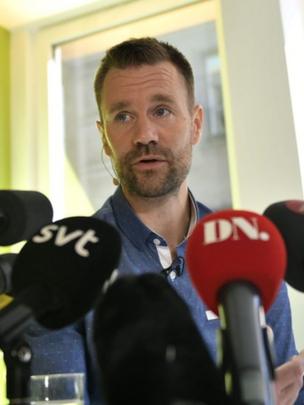 Johan en una conferencia de prensa tras su liberación.