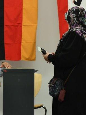 انتخابات ألمانيا : أنغيلا ميركل تسعى لولاية رابعة _97986794_c4faca0c-129b-4705-8919-f98a82e70c19