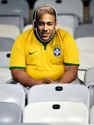 Hombre con máscara de Neymar.