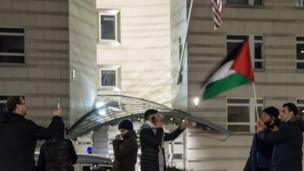 فلسطینیانو د جرمني برلین ښار کې د امریکا سفارت مخې ته مظاهره کړې.