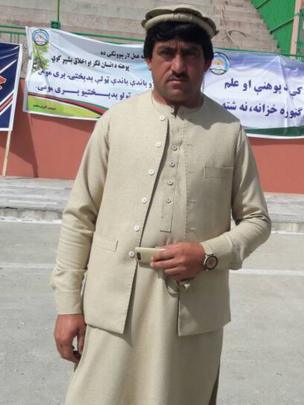 Rasool Khan que siempre se viste del mismo color para promover la unidad