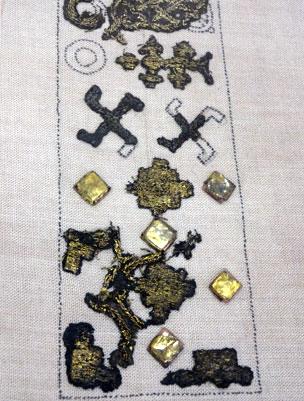 Fragmentos têxteis do século 12 A.D.