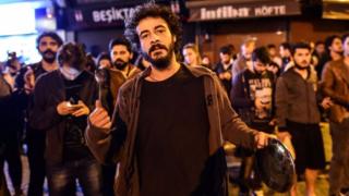 Добуш берүү жыйынтыгына каршылар Стамбулдун айрым райондорунда бош идиштерди кагып протестке чыкты