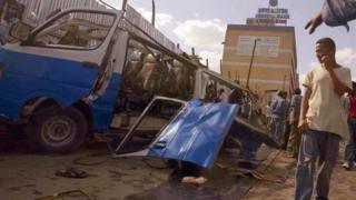 Carcasse d'une voiture explosée en pleine rue (image d'archives)