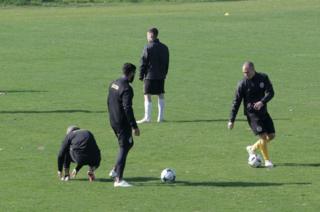 Los jugadores del Riestra entrenando