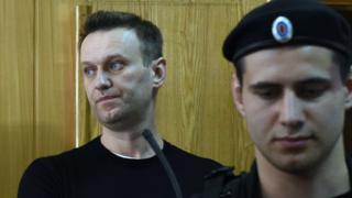 Alexei Navalny (kushoto) aliitisha maandamano kupinga ufisadi ndani ya serikali