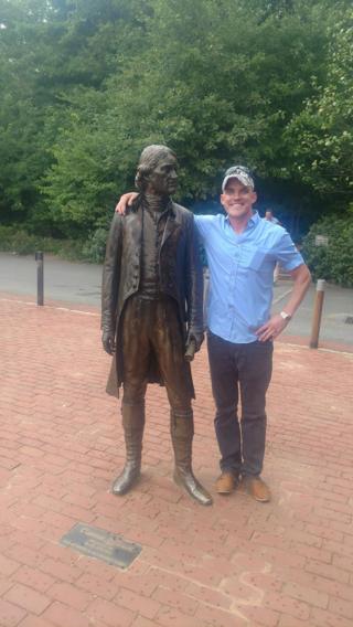 Irkçıların yürüyüşüne katılan Peter Tefft'in eylemlerden önce Charlottesvilleli eski ABD Başkanı Thomas Jefferson'ın heykeliyle fotoğrafı