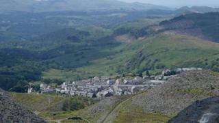 Blaenau Ffestiniog; Yn y canol rhwng prydferthwch y Parc Cenedlaethol a'i threftadaeth ddiwydiannol