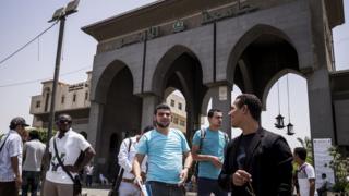 طلبة أمام مقر جامعة الأزهر