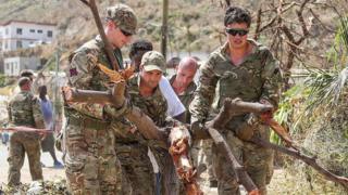 Miembros del Ejército británico forman parte de los esfuerzos de recuperación en Tortola.