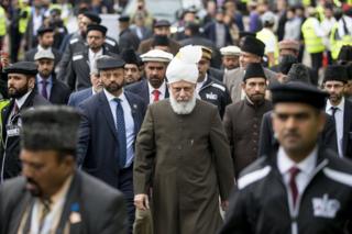 El califa actual es Mirza Masroor Ahmad.