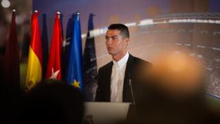 Cristiano Ronaldo a prolongé son contrat avec le Real Madrid jusqu'en juin 2021.