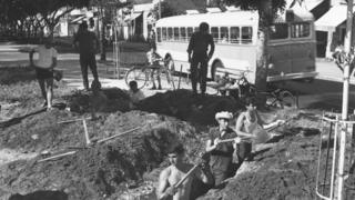 Bir grup İsrailli 1967 Haziran ayında Tel Aviv'de sığınak ve hendekler kazıyor
