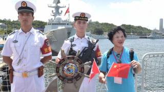 獲安排出席歡迎儀式的香港市民與銀川艦上的軍人合影(中新社圖片7/7/2017)