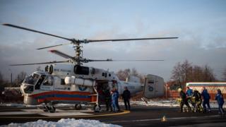 Вертолет МЧС Ка-32 доставляет пострадавших в результате ДТП на трассе "Скандинавия" в больницу Выборга