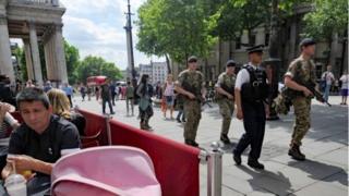 Військові охороняють ключові об'єкти в країні