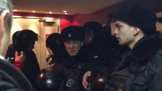 Поліція виводила людей із кінозали після того, як активісти SERB облили екран смердючою рідиною