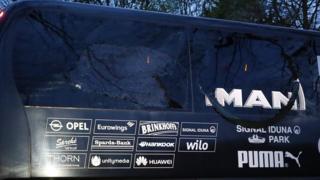 Bus del Borussia con los cristales rotos