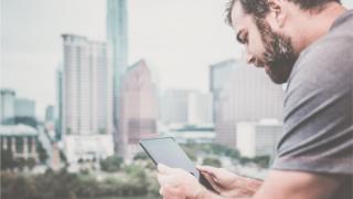 Hombre usando una tableta en Austin, Texas.