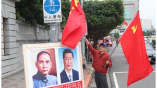 74歲的蕭先生,每個月固定率隊來台灣總統府前揮舞五星旗與中共黨旗,並掛上孫文與習近平肖像。