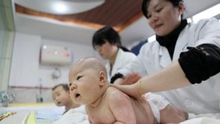 为婴儿作按摩的重庆一个幼儿中心