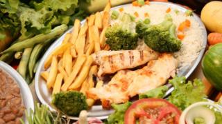 Prato de comida e vegetais