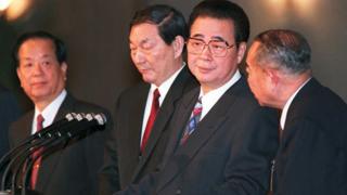 錢其琛(左一)、朱鎔基(左二)與李鵬(右二)在北京全國人大記者會上(18/3/1995)