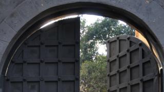 جیل کی دیوار