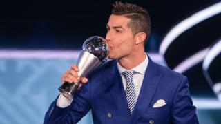Cristiano Ronaldo con el premio "The Best" en la mano.