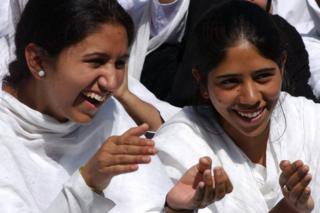 Wasichana wa shule ya Kashmiri katika mechi za Kriketi ya wanawake mjini Srinagar, tarehe 13 Septemba 2005.