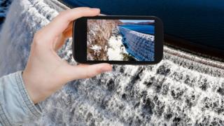 Smartphone en una catarata.