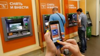 игра в Pokemon Go в отделении Сбербанка