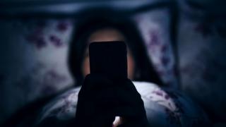 Проверяя электронную почту в постели