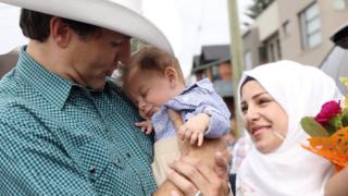 Justin Trudeau Suriyeli bebeği kucaklayıp fotoğraf çektirdi.