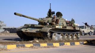 A tank belonging to forces aligned with Libya's new unity government advances towards the Islamic State stronghold of Sirte (09 June 2016)
