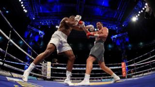 Anthony Joshua ve rakibi Wladimir Klitschk kozlarını paylaşıyor.