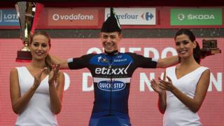 Spanish cyclist David de la Cruz poses with two hostesses at La Vuelta last year