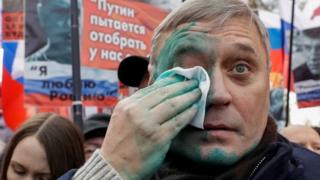 PARNAS rahbari Mixail Kasyanov yuziga kimdir zelyonka sepgan.