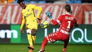 Timothy Weah, le fils de George Weah, face au gardien de Troyes samedi, en Ligue 1.