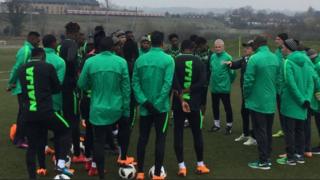 Àwọn Super eagles pẹlu awọn olukọ wọn nibudo igbaradi wọn