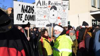 Плакаты на демонстрации против правых сил