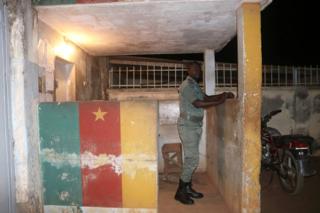 Afisa wa usalama wa Cameroon wakati wa kuachiliwa kwa wanaharakati wa Anglophone kutoka jela katika mji mkuu wa Yaoundé, Cameroon, siku ya Ijumaa. Rais Paul Biya aliamuru baadhi ya wanaharakati kuachiliwa lakini haijulikani wangapi walibaki jela wala ni wangapi wanaozuiliwa bila kushtakiwa.