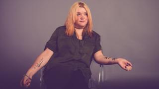 Sarah: Profiad newid bywyd yn ysgogaeth i gael ei thatŵ