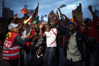 Taageerayaasha xisbiga Jubilee ayaa dabaaldagaya ka dib markii guddiga doorashooyinka Kenya uu ku dhawaaqay in Uhuru Kenyatta uu ku guuleystay madaxweynenimada Kenya 11-kii August, 2017.